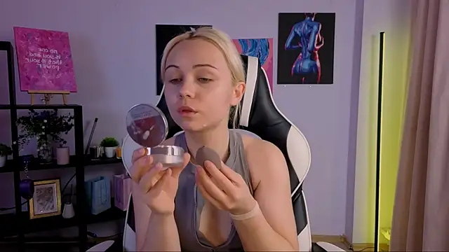 Charlotte Colinss online show from 11-23-25, 05:39