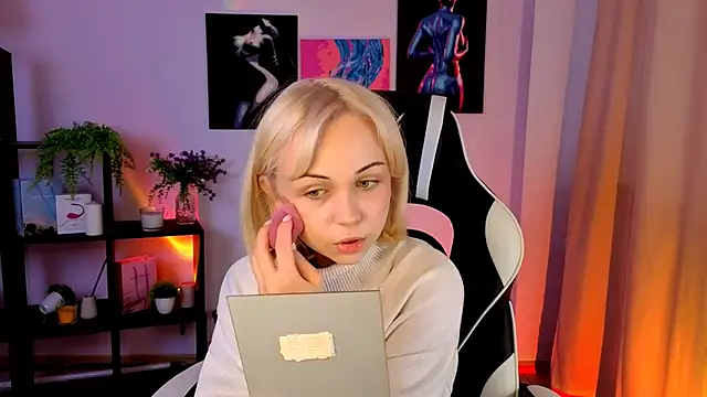 Charlotte Colinss online show from 05-15-26, 04:43