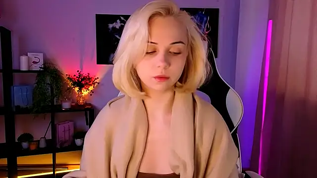Charlotte Colinss online show from 05-26-26, 03:48