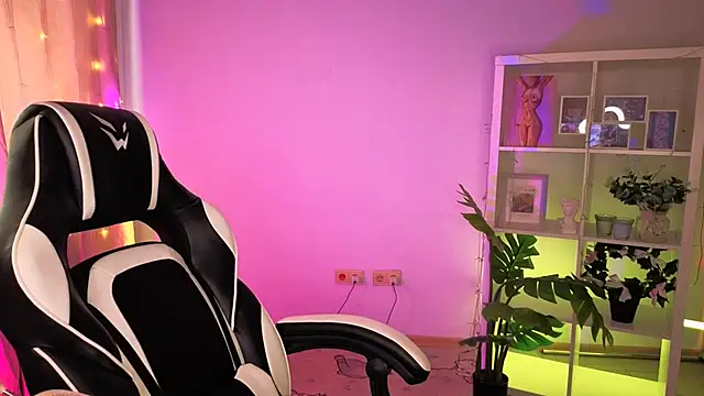 Charlotte Colinss online show from 06-12-26, 05:05