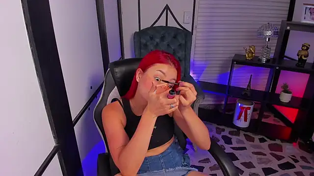 NahomiRichards  online show from 10-23-25, 04:44