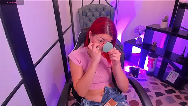 NahomiRichards  online show from 12-22-25, 04:45