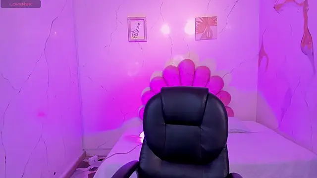 NahomiRichards  online show from 06-11-26, 05:04