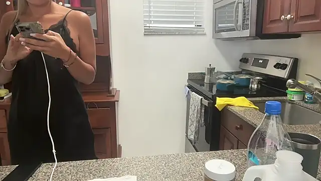 prettyykitty22 online show from 10-27-25, 02:18