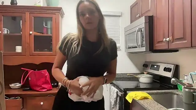 prettyykitty22 online show from 11-15-25, 02:37