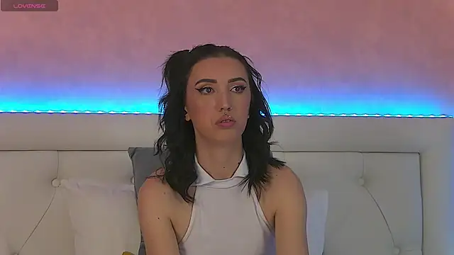 EnyaHazell online show from 11-18-25, 07:28