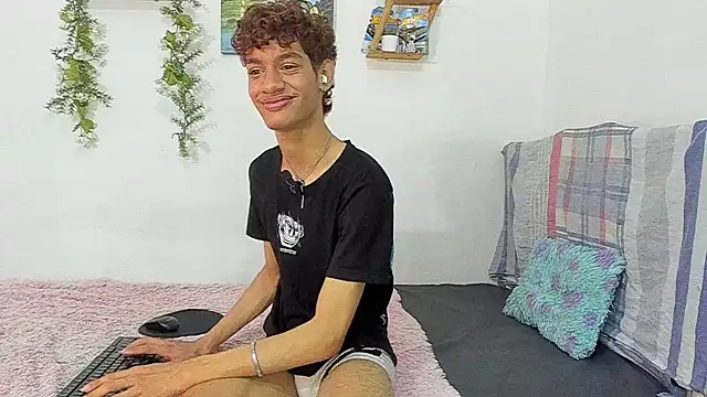 Snapshot of Peterfrost19 chatting on 11-07-25, 03:27 Peterfrost19 online show from 11-07-25, 03:27