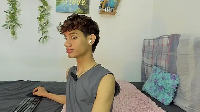 Snapshot of Peterfrost19 chatting on 10-07-25, 06:14 Peterfrost19 online show from 10-07-25, 06:14