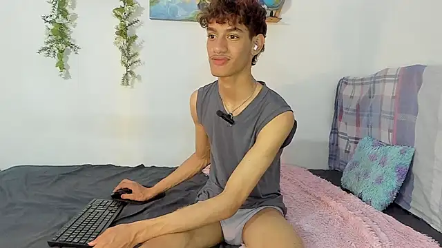 Snapshot of Peterfrost19 chatting on 10-08-25, 11:05 Peterfrost19 online show from 10-08-25, 11:05