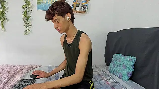 Snapshot of Peterfrost19 chatting on 10-16-25, 03:20 Peterfrost19 online show from 10-16-25, 03:20