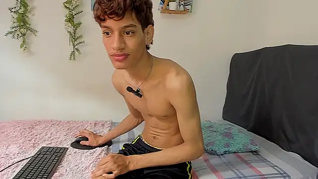 Snapshot of Peterfrost19 chatting on 10-14-25, 03:45 Peterfrost19 online show from 10-14-25, 03:45