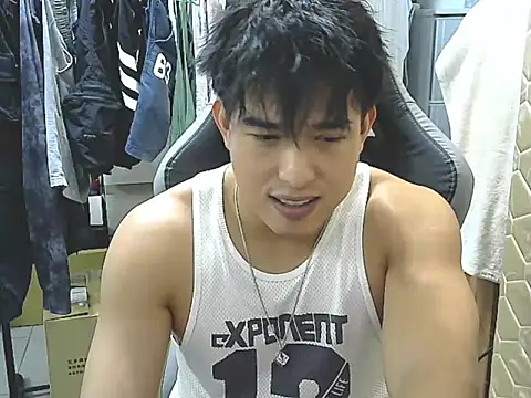 Snapshot of hunterXhan chatting on 10-20-25, 03:23 hunterXhan online show from 10-20-25, 03:23