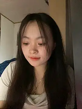 Snapshot of Julia-Elsa chatting on 10-28-25, 04:24 Julia-Elsa online show from 10-28-25, 04:24