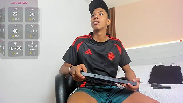 Brunette  boy online show from 09-10-25, 11:48