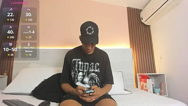Brunette  boy online show from 09-10-25, 03:16