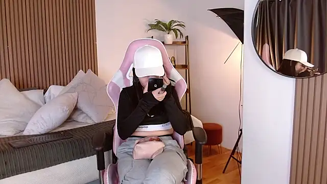 Snapshot of Lina_Montclair chatting on 02-11-26, 05:35 Lina Montclair online show from 02-11-26, 05:35