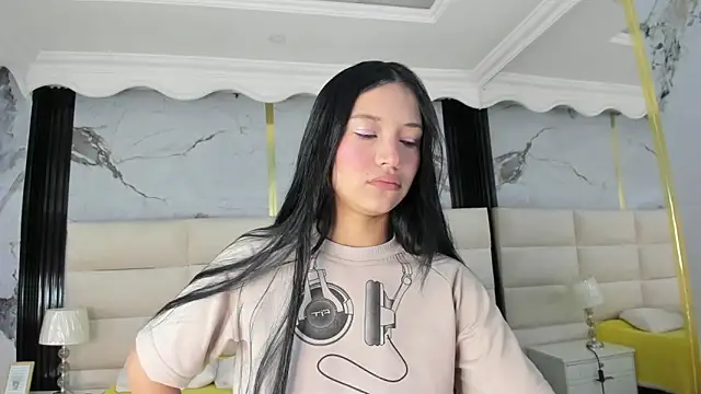 Snapshot of Sophie_Calloway chatting on 04-13-26, 02:43 Sophie Calloway online show from 04-13-26, 02:43