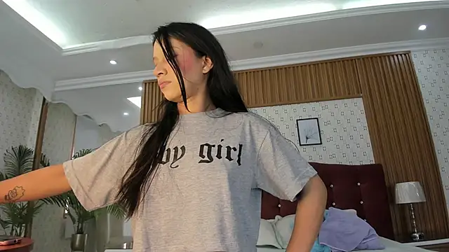 Snapshot of Sophie_Calloway chatting on 02-24-26, 02:40 Sophie Calloway online show from 02-24-26, 02:40