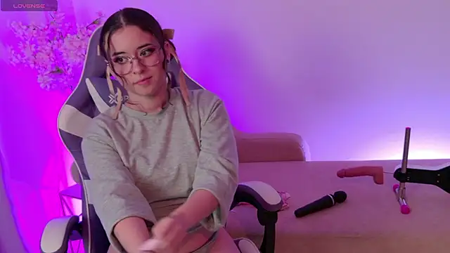 Mia wee online show from 02-16-26, 07:01