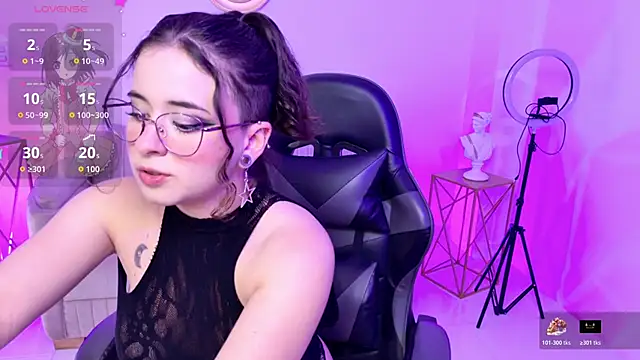 Snapshot of Mia_wee chatting on 10-19-25, 06:21 Mia wee online show from 10-19-25, 06:21