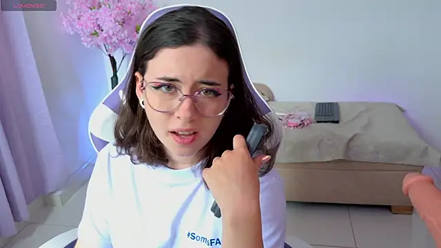 Mia wee online show from 05-08-26, 04:00