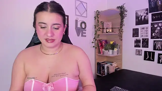 Snapshot of Lana_Herondale chatting on 10-31-25, 09:43 Lana Herondale online show from 10-31-25, 09:43