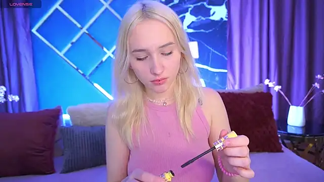 LilElfie online show from 02-10-26, 11:59