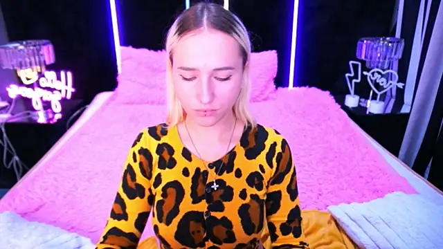 LilElfie online show from 10-08-25, 07:21