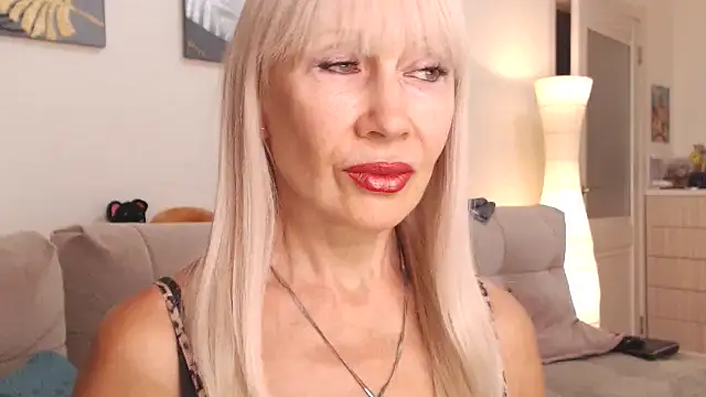 Snapshot of AlisaDeluxe chatting on 10-04-25, 08:05 AlisaDeluxe online show from 10-04-25, 08:05