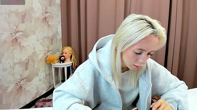 cute luucy online show from 10-15-25, 02:54