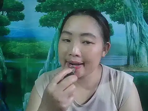 Snapshot of PhamPhung chatting on 10-19-25, 12:57 PhamPhung online show from 10-19-25, 12:57