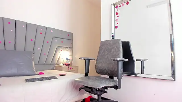 Maia 520 online show from 02-26-26, 05:02