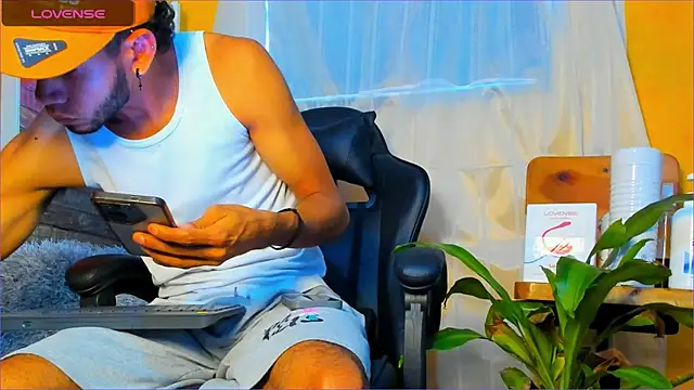 Snapshot of Alex_bigcock11_ chatting on 10-21-25, 01:43 Alex bigcock11  online show from 10-21-25, 01:43