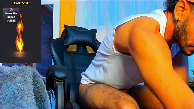 Snapshot of Alex_bigcock11_ chatting on 10-16-25, 11:18 Alex bigcock11  online show from 10-16-25, 11:18