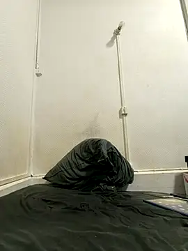 Snapshot of splashyyyz chatting on 10-18-25, 10:34 splashyyyz online show from 10-18-25, 10:34