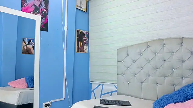 Snapshot of Emily_J18 chatting on 10-07-25, 02:40 Emily J18 online show from 10-07-25, 02:40
