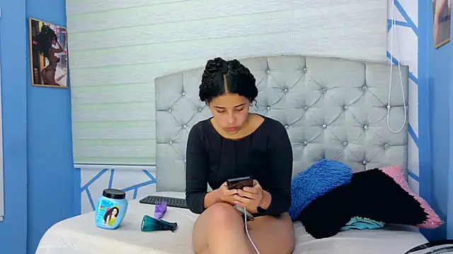 Snapshot of Emily_J18 chatting on 09-29-25, 01:17 Emily J18 online show from 09-29-25, 01:17