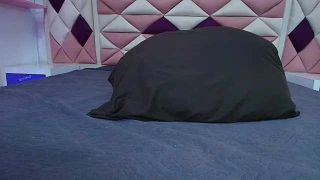 Snapshot of valecastro_ chatting on 10-10-25, 07:15 valecastro  online show from 10-10-25, 07:15