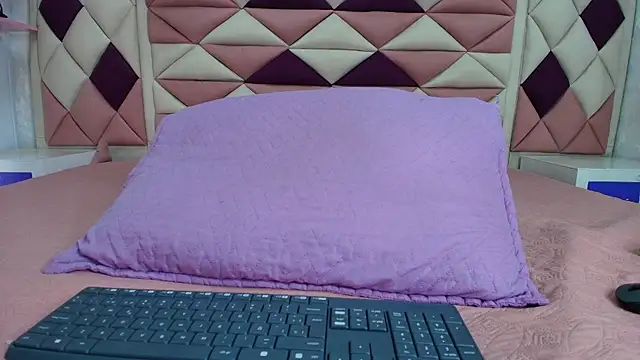 Snapshot of valecastro_ chatting on 10-06-25, 07:25 valecastro  online show from 10-06-25, 07:25