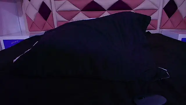 Snapshot of valecastro_ chatting on 09-25-25, 07:20 valecastro  online show from 09-25-25, 07:20