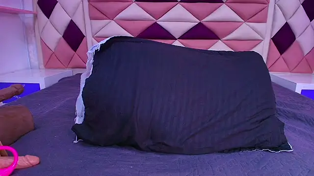 Snapshot of valecastro_ chatting on 10-28-25, 07:13 valecastro  online show from 10-28-25, 07:13