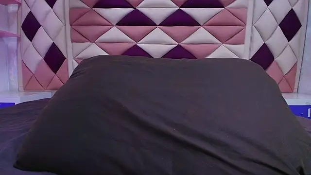 Snapshot of valecastro_ chatting on 10-08-25, 07:14 valecastro  online show from 10-08-25, 07:14