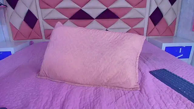 Snapshot of valecastro_ chatting on 09-13-25, 07:25 valecastro  online show from 09-13-25, 07:25