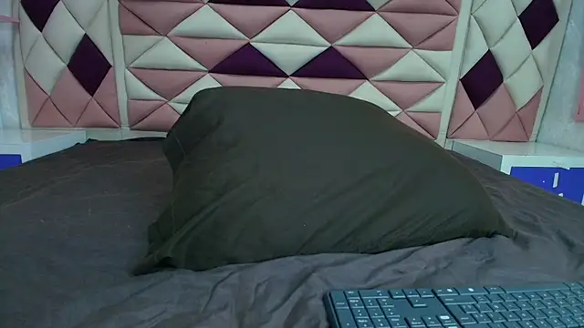 Snapshot of valecastro_ chatting on 10-11-25, 07:15 valecastro  online show from 10-11-25, 07:15