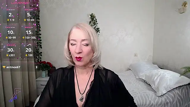 hunters woman online show from 11-24-25, 02:06