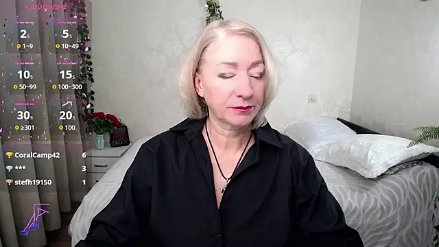 hunters woman online show from 11-23-25, 01:48