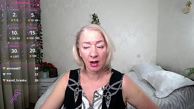 hunters woman online show from 11-24-25, 02:00