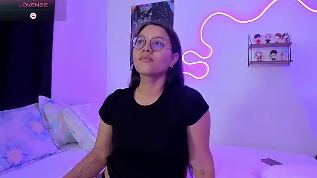 Dilan and Mia online show from 11-21-25, 01:04