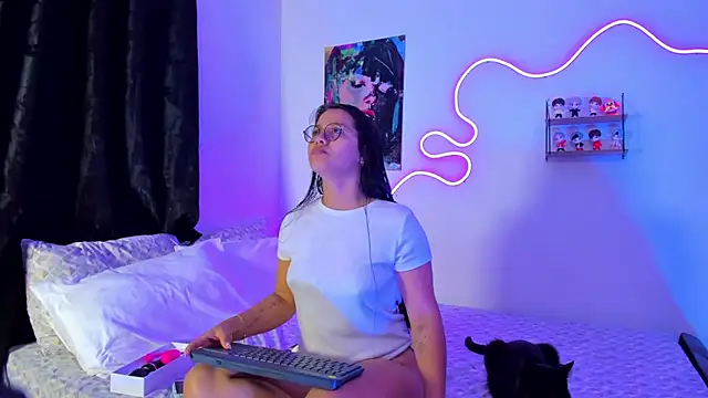 Snapshot of Dilan_and_Mia chatting on 10-28-25, 09:36 Dilan and Mia online show from 10-28-25, 09:36