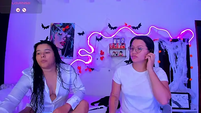 Snapshot of Dilan_and_Mia chatting on 10-17-25, 10:55 Dilan and Mia online show from 10-17-25, 10:55